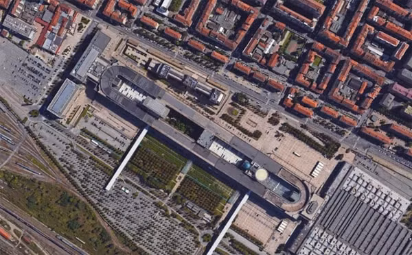 Đường trên mái nhà: Tòa nhà Lingotto ở Turin, Ý từng được coi là công trình kiệt tác khi xây dựng một đường thử xe ở ngay trên mái nhà. Đến nay tuy đã không còn thuộc sở hữu của công ty xe hơi Fiat, con đường trên mái nhà vẫn được giữ nguyên.