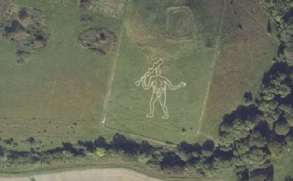 Người khổng lồ: Ngọn đồi có tạo hình người khổng lồ Cerne Abbas nổi tiếng được chụp từ trên không.