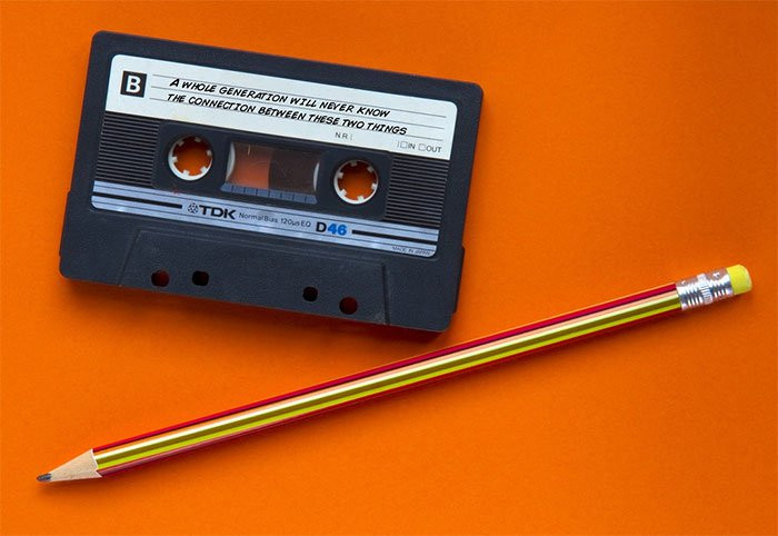 Những ai đã từng lâm vào khổ cảnh quay băng cassette mới thấy hình ảnh này quen thuộc. Hiện nay, nếu không tìm đến một ngôi nhà hoài cổ, có lẽ sẽ ít người được nhìn thấy những chiếc băng này.
