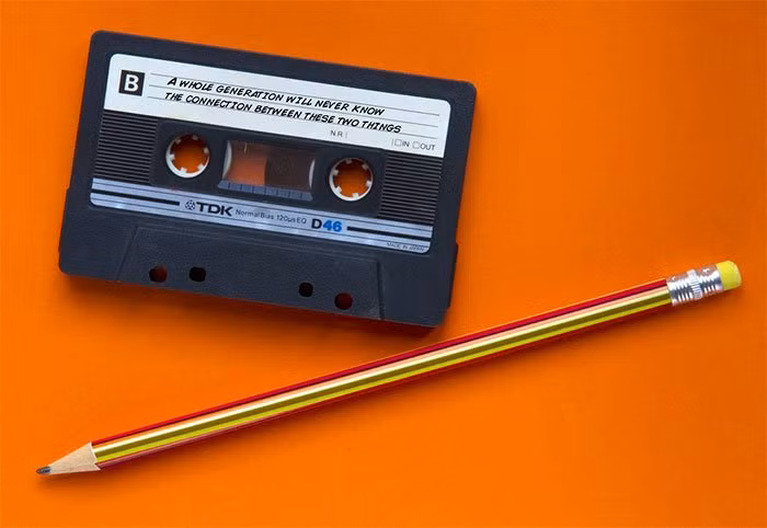 Những ai đã từng lâm vào khổ cảnh quay băng cassette mới thấy hình ảnh này quen thuộc. Hiện nay, nếu không tìm đến một ngôi nhà hoài cổ, có lẽ sẽ ít người được nhìn thấy những chiếc băng này.