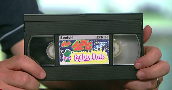 Đã qua rồi cái thời ôm cả một đống băng VHS (băng Video). Từng là một phần tuổi thơ của nhiều người, tuy nhiên đĩa CD, DVD, Blu-Ray và giờ là dịch vụ xem phim trực tuyến đã khiến những chiếc băng VHS chìm vào quá khứ.