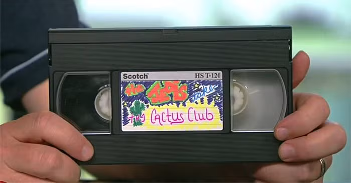 Đã qua rồi cái thời ôm cả một đống băng VHS (băng Video). Từng là một phần tuổi thơ của nhiều người, tuy nhiên đĩa CD, DVD, Blu-Ray và giờ là dịch vụ xem phim trực tuyến đã khiến những chiếc băng VHS chìm vào quá khứ.