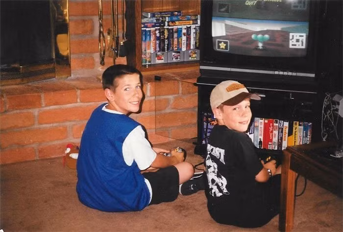 Khi trưởng thành, mỗi người đều có công việc và cuộc sống riêng, không ai biết lần chơi game cùng nhau lúc nhỏ là lần cuối cả bọn gặp mặt, chơi những trò chơi quen thuộc. Giờ đây, các hệ máy Console mới như Xbox, PS, Wii... vẫn tràn ngập, công nghệ ngày càng hiện đại. Tuy nhiên, sẽ chẳng thể còn đủ cảm xúc như thưở nhỏ với những bộ máy điện tử băng 4 nút.