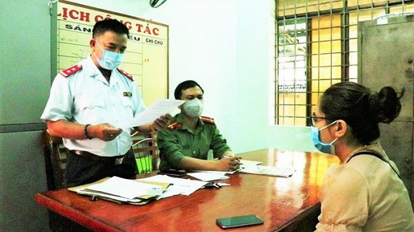 Uyên bị xử phạt 10 triệu đồng vì đưa tin bịa đặt về thuốc kháng sinh virus corona. (Ảnh: H.N)