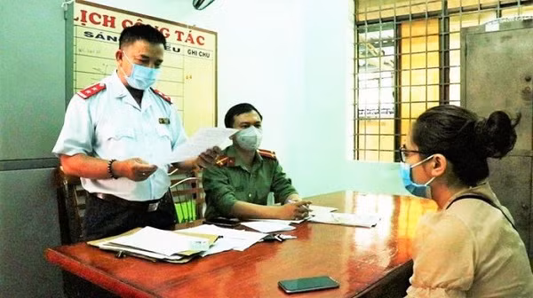 Uyên bị xử phạt 10 triệu đồng vì đưa tin bịa đặt về thuốc kháng sinh virus corona. (Ảnh: H.N)