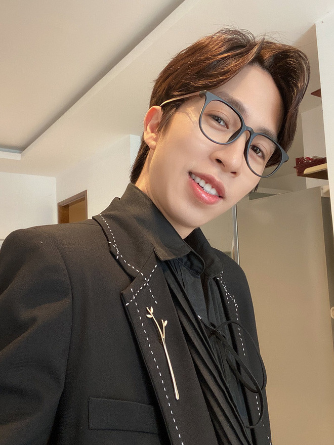 Anh thường chơi Cờ nhân phẩm, Liên Minh Huyền Thoại và đăng tải những video clip reaction MV lên kênh Youtube của mình.