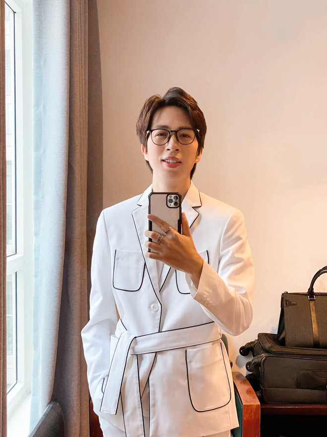 Chàng streamer này hiếm khi nói tục chửi bậy trên sóng livestream và thường xưng hô rất lịch sự với người hâm mộ.