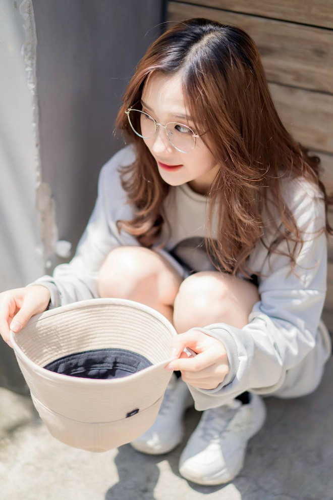 Cô nàng thường xuyên đăng tải những video clip cover nhạc trên fanpage và được dân tình ủng hộ.