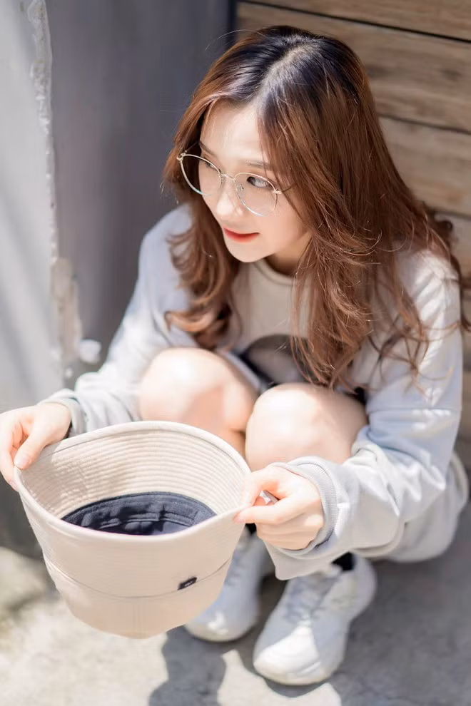 Cô nàng thường xuyên đăng tải những video clip cover nhạc trên fanpage và được dân tình ủng hộ.