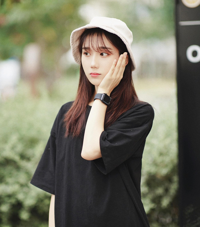 Khó có thể tìm được một từ nói tục hay chửi thề trên livestream của nữ streamer 1998 này.