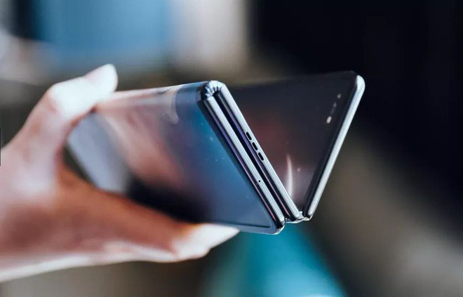 Công ty đã hé lộ một phần thông số kỹ thuật của sản phẩm. Đó sẽ là một thiết bị với màn hình 10 inch khi mở ra hoàn toàn, 4 camera sau, một camera trước, cổng sạc USB-C, vỏ nhiều màu đẹp mắt và không có giắc cắm tai nghe.