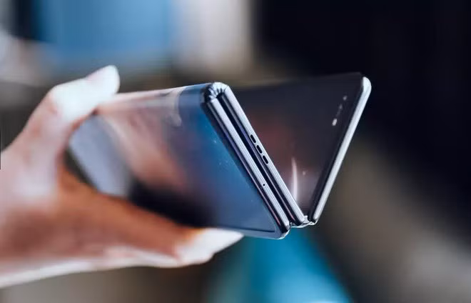 Công ty đã hé lộ một phần thông số kỹ thuật của sản phẩm. Đó sẽ là một thiết bị với màn hình 10 inch khi mở ra hoàn toàn, 4 camera sau, một camera trước, cổng sạc USB-C, vỏ nhiều màu đẹp mắt và không có giắc cắm tai nghe.