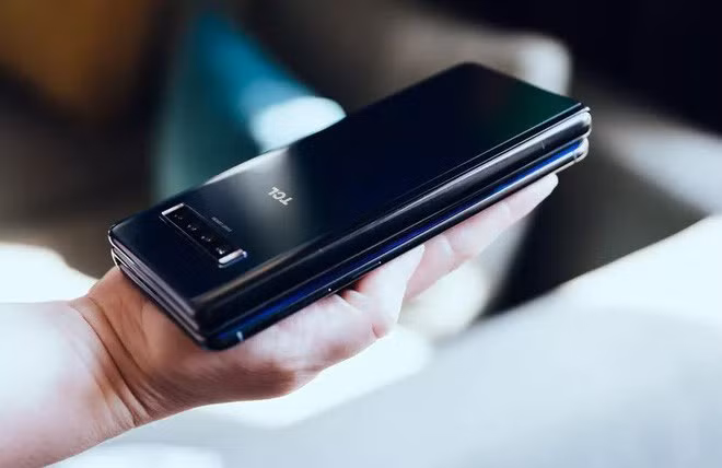 Hai bản lề tạo ra hình zíc zắc khi bạn mở và đóng thiết bị, tạo thành hình dạng một chữ Z, hay con rồng uốn lượn. Nó lúc này có tạo hình hơi giống như một chiếc đàn phong cầm (Accordion).