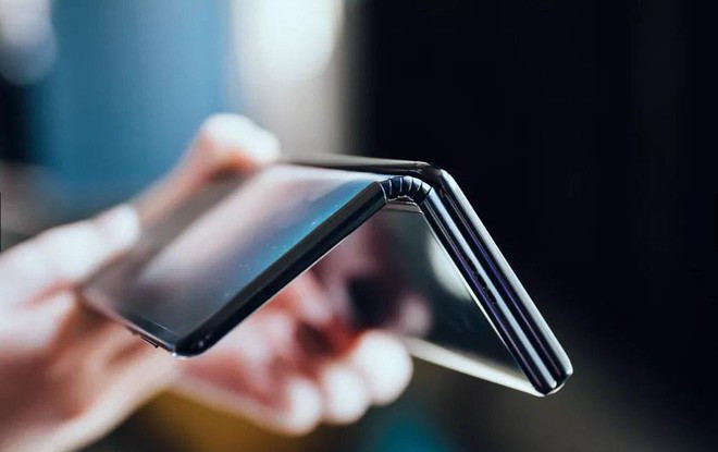 Với thiết kế này, việc gấp màn hình không hề làm gián đoạn các nội dung đang được hiển thị.