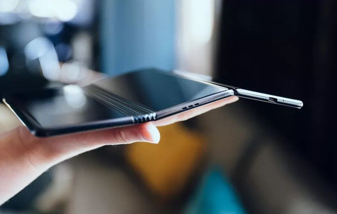 Tuy nhiên, việc biến ý tưởng thành hiện thực chắc chắn sẽ gặp nhiều khó khăn, đặc biệt là về vấn đề kỹ thuật, vật lý. Tuy nhiên, đây đang là mục tiêu mới mà gần như tất cả các hãng điện thoại đều hướng tới.