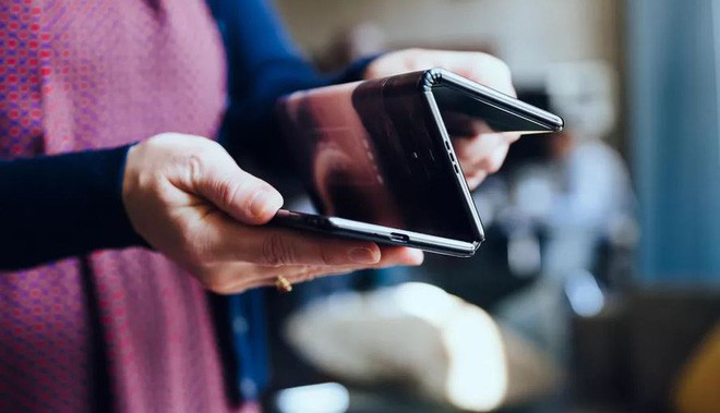 Đó là một nguyên mẫu điện thoại có màn hình 10 inch và gập được cùng lúc theo hai hướng khác nhau.