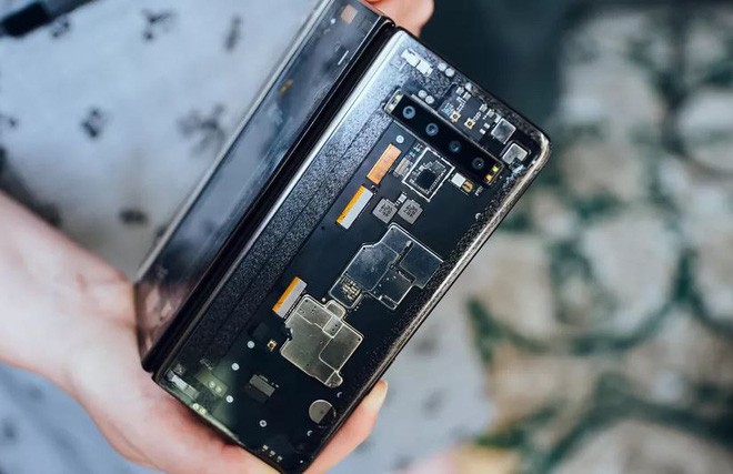 Và khi gấp một màn hình lại, một màn hình khác cũng sẽ cùng lúc mở ra. Việc gấp lại hai lần mới làm hiển thị màn hình bên ngoài của thiết bị.