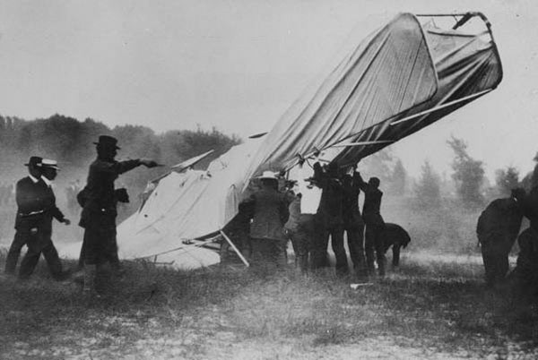 Bức ảnh chụp thảm họa đầu tiên trên thế giới được chụp vào năm 1908, chụp chiếc máy bay Aviator Thomas Selfridge bị rơi.