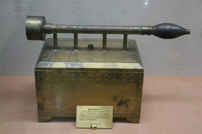 Súng phun lửa: Đế quốc Byzantine đã sử dụng súng phun lửa trong các cuộc bao vây lâu đài và trong các trận chiến trên biển. Nó là một vật liệu gây cháy có thể bắn ra từ một con tàu và sẽ cháy trên mặt nước. Điều làm nên sự khác biệt là việc họ sử dụng vòi phun áp lực để phóng chất lỏng lên kẻ thù. Thành phần của lửa này được đoán là hỗn hợp của nhựa thông, naphta, vôi, canxi, photphua, lưu huỳnh hoặc niter.