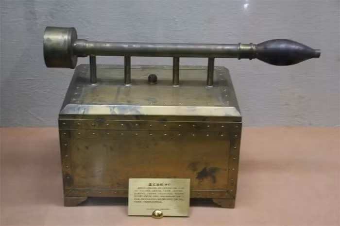 Súng phun lửa: Đế quốc Byzantine đã sử dụng súng phun lửa trong các cuộc bao vây lâu đài và trong các trận chiến trên biển. Nó là một vật liệu gây cháy có thể bắn ra từ một con tàu và sẽ cháy trên mặt nước. Điều làm nên sự khác biệt là việc họ sử dụng vòi phun áp lực để phóng chất lỏng lên kẻ thù. Thành phần của lửa này được đoán là hỗn hợp của nhựa thông, naphta, vôi, canxi, photphua, lưu huỳnh hoặc niter.