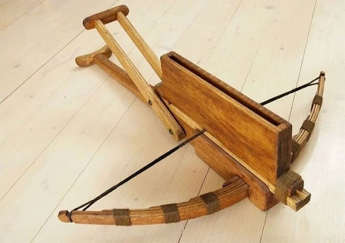 Súng máy: Một tổ tiên khá nổi tiếng của súng máy là nỏ Cho-ko-nu của Trung Quốc, được sử dụng từ tận thế kỷ thứ 4 trước Công nguyên. Loại nỏ này được ví như “súng máy” của binh lính Trung Quốc cổ đại. Nguyên lý hoạt động được kế thừa từ vũ khí tự động hiện đại với thiết kế để tự động đưa các mũi tên vào rãnh bắn, giúp rút ngắn đáng kể thời gian ngắt quãng giữa các lần bắn của cung thủ. Loại vũ khí này có thể bắn tới 10 mũi tên trong 15 giây, gấp nhiều lần tốc độ bắn của nỏ thông thường.