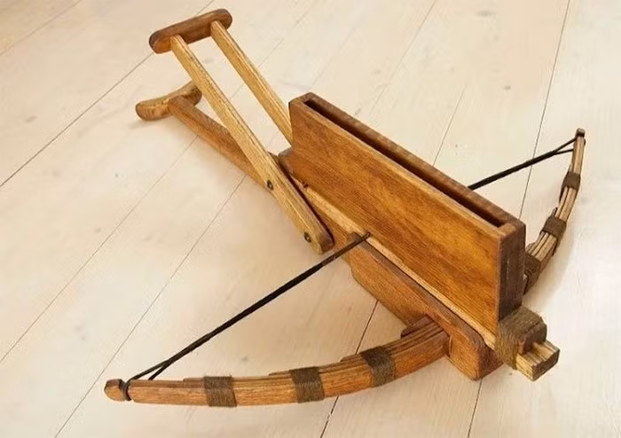 Súng máy: Một tổ tiên khá nổi tiếng của súng máy là nỏ Cho-ko-nu của Trung Quốc, được sử dụng từ tận thế kỷ thứ 4 trước Công nguyên. Loại nỏ này được ví như “súng máy” của binh lính Trung Quốc cổ đại. Nguyên lý hoạt động được kế thừa từ vũ khí tự động hiện đại với thiết kế để tự động đưa các mũi tên vào rãnh bắn, giúp rút ngắn đáng kể thời gian ngắt quãng giữa các lần bắn của cung thủ. Loại vũ khí này có thể bắn tới 10 mũi tên trong 15 giây, gấp nhiều lần tốc độ bắn của nỏ thông thường.