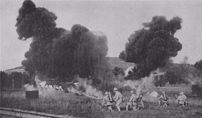 Khí độc: Lần sử dụng vũ khí hóa học “chính thức” đầu tiên diễn ra vào năm 256, khi pháo đài La Mã bất khả xâm phạm Dura-Europos bị người Ba Tư bao vây. Họ đã sử dụng hỗn hợp độc hại của nhựa đường và lưu huỳnh để giết chết hàng chục người La Mã, bằng chứng là các phát hiện khảo cổ học ngày nay. Ngoài ra, có tài liệu cho rằng, ở Trung Quốc thế kỷ IV trước Công nguyên, thì chất hóa học tương tự đã được sử dụng thậm chí sớm hơn.