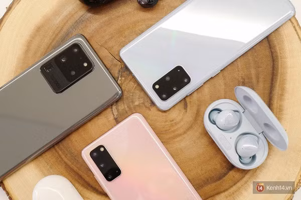 Samsung sẽ công bố giá bán chính thức của bộ 3 Galaxy S mới tại Việt Nam vào ngày 19/2 với những lựa chọn màu sắc đa dạng. Xám, Xanh dương, Hồng cho Galaxy S20; Xám, Xanh dương, Đen cho S20+ và Xám, Đen cho phiên bản S20 Ultra. Ảnh: Kenh14