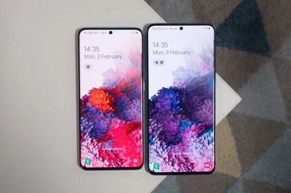 Cũng có ý kiến cho rằng, thay vì được đặt trên góc phải màn hình như phiên bản S10, thiết kế camera trước trên Galaxy S20 nằm chính giữa màn hình cảm biến gây mất thẩm mỹ. Ảnh: genk