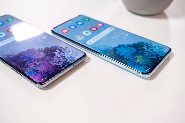 Bên cạnh đó, với cấu hình được nâng cấp, sử dụng chip Exynos 990 hoặc Snapdragon 865, RAM tùy chọn lên tới 16GB cho Galaxy S20 Ultra, phiên bản mới nhất này của Samsung được xem là một trong những smartphone có cấu hình mạnh mẽ hiện nay. Ảnh: vnreview