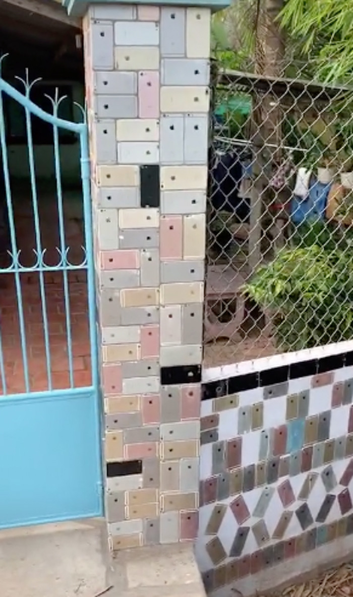 Mới đây, một đoạn clip ghi lại hình ảnh căn nhà nơi miền quê đã nhận được sự chú ý lớn của cư dân mạng. Đơn giản chỉ là quay lại phần cổng của căn nhà nhưng những chi tiết xung quanh mới là điều làm nên sự đặc biệt cho clip này.