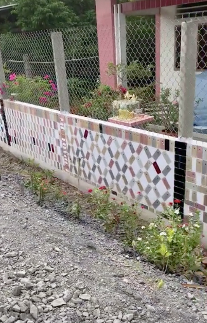 Dọc hai bên bờ tường nhà cũng được ốp bằng loạt iPhone đủ màu khác khiến người xem không khỏi ngạc nhiên vì độ “chất chơi” này.