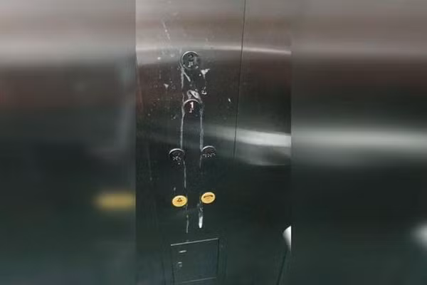 Bi bat vi khac noi cong cong, nguoi phu nu nho nuoc bot vao canh sat-Hinh-2