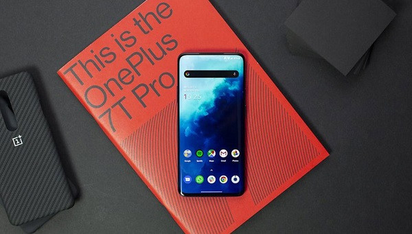 OnePlus 7T Pro là chiếc điện thoại thông minh flagship tốt nhất từ nhà sản xuất Trung Quốc, giá thấp từ 670 đến 750 USD, nhưng lại có cấu hình cao. Điểm nổi bật là màn hình lớn cảm ứng 6,67 inch cũng được làm tràn ra cả bốn cạnh, không còn tai thỏ hay giọt nước nhờ camera selfie pop-up.