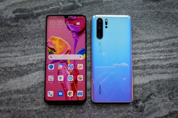 Huawei P30 Pro sở hữu bộ 4 camera sau và zoom tối đa 50x nhờ thiết kế kiểu kính tiềm vọng, xứng là một chiếc điện thoại Android tuyệt vời. P30 Pro cũng là dòng smartphone mới nhất nhất của Huawei được cài sẵn các dịch vụ và kho ứng dụng của Google.