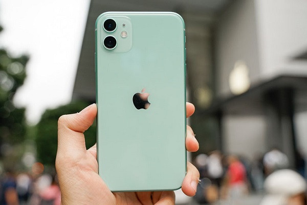 Tuy thông số kỹ thuật không ấn tượng như iPhone 11 Pro hay Pro Max nhưng mức giá thấp vẫn khiến iPhone 11 trở thành lựa chọn hàng đầu cho những iFan. Hiệu năng mạnh mẽ, tính năng FaceID nhận dạng nhanh và chính xác, camera chụp tốt, tuy nhiên viền màn hình chiếc iPhone này khá dày.