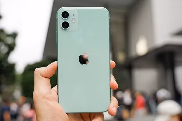 Tuy thông số kỹ thuật không ấn tượng như iPhone 11 Pro hay Pro Max nhưng mức giá thấp vẫn khiến iPhone 11 trở thành lựa chọn hàng đầu cho những iFan. Hiệu năng mạnh mẽ, tính năng FaceID nhận dạng nhanh và chính xác, camera chụp tốt, tuy nhiên viền màn hình chiếc iPhone này khá dày.
