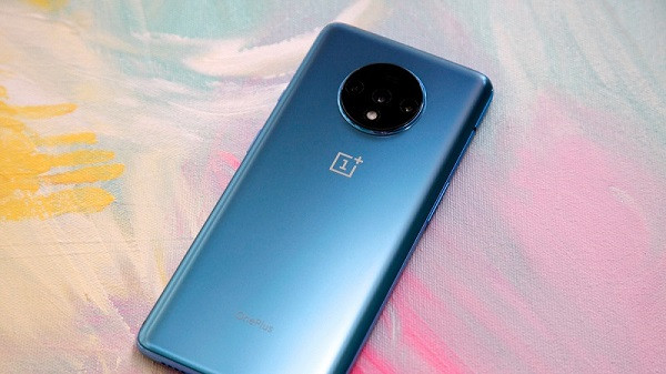 OnePlus 7T - đứng thứ 10 trong danh sách smartphone tốt nhất thế giới đầu năm 2020, sở hữu màn hình lớn 90Hz, màu sắc chân thực và rõ nét. "Pin trâu" là một trong những ưu điểm khác của chiếc điện thoại này, ngoài camera được cải tiến đáng kể so với OnePlus 7.