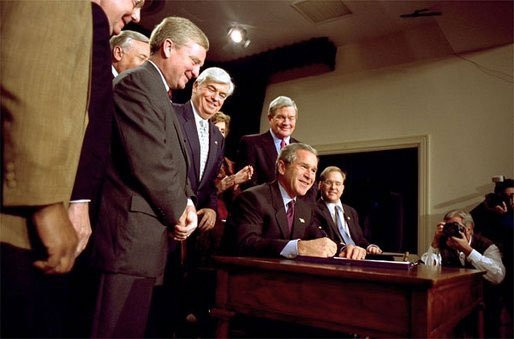 Năm 2002, cựu Tổng thống George W. Bush ký đạo luật quy định các tiêu chuẩn cao hơn với thiết bị bỏ phiếu được sử dụng trong các cuộc bầu cử. Ông Bush còn khởi động Help America Vote Act (HAVA), chương trình khuyến khích các bang ngừng sử dụng hệ thống phiếu đục lỗ.