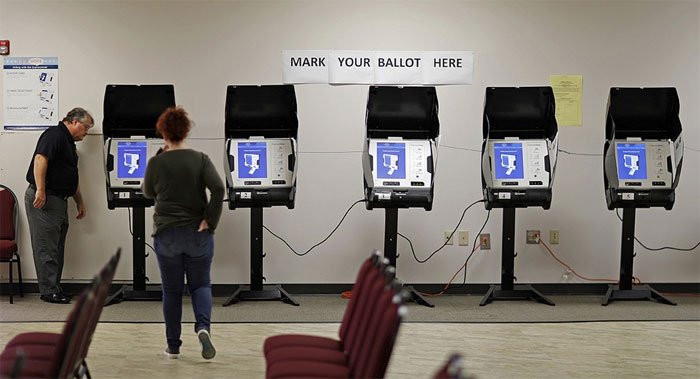 Cựu Tổng thống Bush cho rằng màn hình cảm ứng sẽ là tương lai của việc bỏ phiếu. Đầu những năm 2000, nhiều bang tại Mỹ đã áp dụng hình thức bỏ phiếu điện tử qua màn hình cảm ứng.