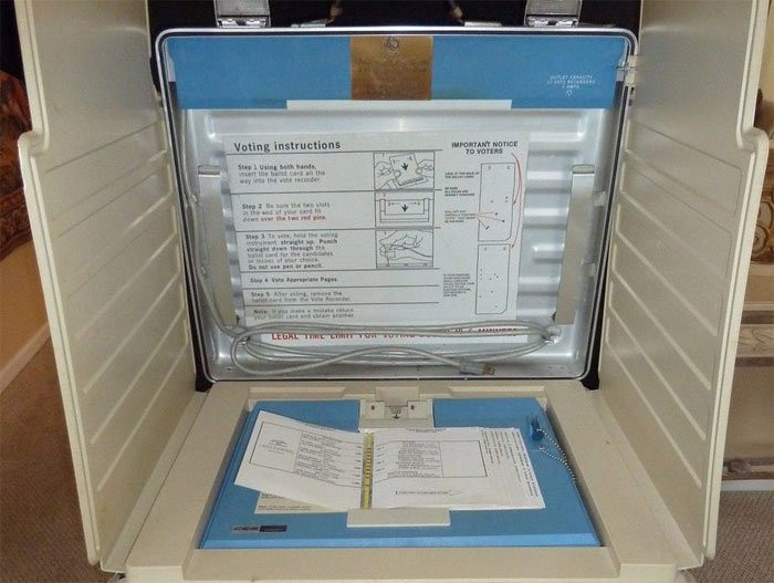 Đến ngày bầu cử vào tháng 11/1964, nhiều quận hạt tại bang Georgia đã áp dụng hệ thống phiếu đục lỗ. Ưu điểm của nó là phiếu có thể được đếm bằng máy tính rồi thống kê kết quả trong ngày bầu cử.