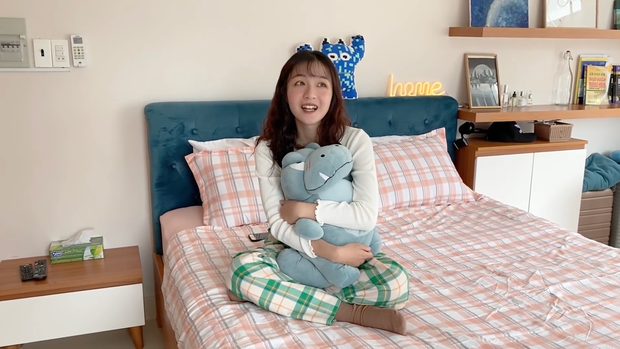 Chủ sở hữu kênh Gali TV - Đỗ Nhật Quyên hiện tại đang sở hữu kênh riêng với 113.000 người đăng kí theo dõi. Cũng giống như nhiều Youtuber đồng trang lứa khác, Nhật Quyên vẫn luôn lựa chọn phòng riêng để thực hiện các video của mình.