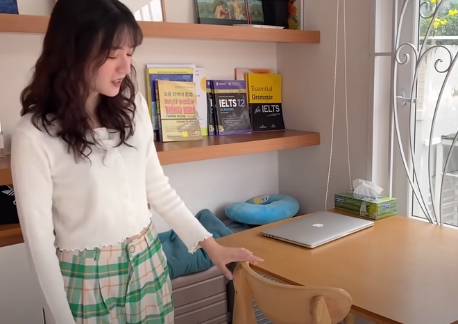 Căn phòng ngủ của Nhật Quyên khá đơn giản, mọi thứ trong phòng được bài trí gọn gàng, ngăn nắp.