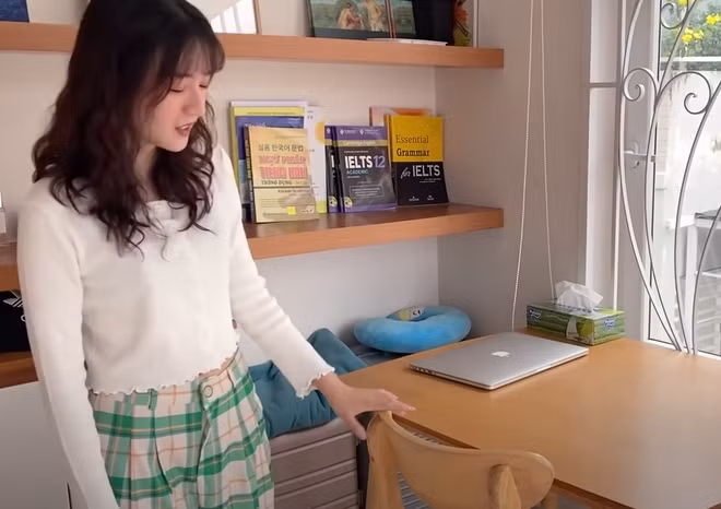 Căn phòng ngủ của Nhật Quyên khá đơn giản, mọi thứ trong phòng được bài trí gọn gàng, ngăn nắp.