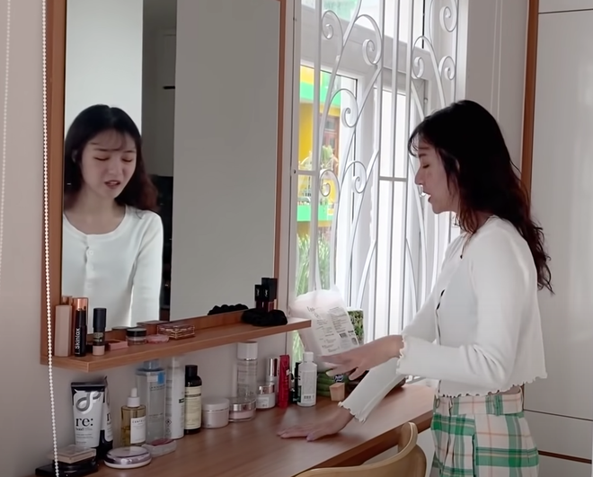 Không gian được cho là "thiên đường" của Nhật Quyên ngập tràn ánh sáng tự nhiên, với tông màu nâu ấm áp và cực kì Hàn xẻng. Mời quý độc giả đón xem thêm video Những kỷ lục ấn tượng trên đường đua YouTube Việt - Nguồn: VTC NOW