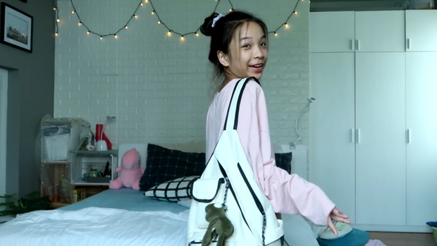 Không kém cạnh gì Jenny Huỳnh, cô nàng Việt Thiên Thư Channel cũng ưa thích màu trắng chủ đạo và tạo điểm nhấn trên tường bằng một chiếc đèn led vàng.