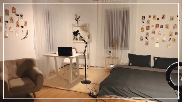 Căn phòng theo phong cách vintage của Ngọc Minh trông hệt như một chiếc studio thu nhỏ. Dù ít tuổi nhưng nữ Youtuber này không khác gì "rich kid" khiến nhiều người ghen tị.