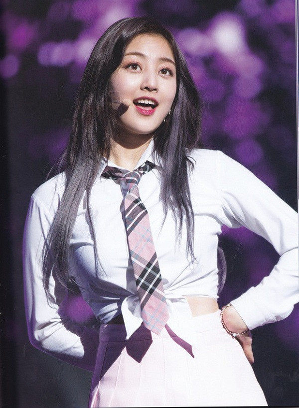 Khoảnh khắc xuất hiện trước công chúng, Jihyo trở thành tâm điểm của internet, cuộc sống của cô liên tục phải đối mặt với việc cân nhắc lời ăn tiếng nói, ngoại hình. Ngay cả những mối quan hệ riêng tư và sở thích cá nhân cũng bị đem ra bàn tán.