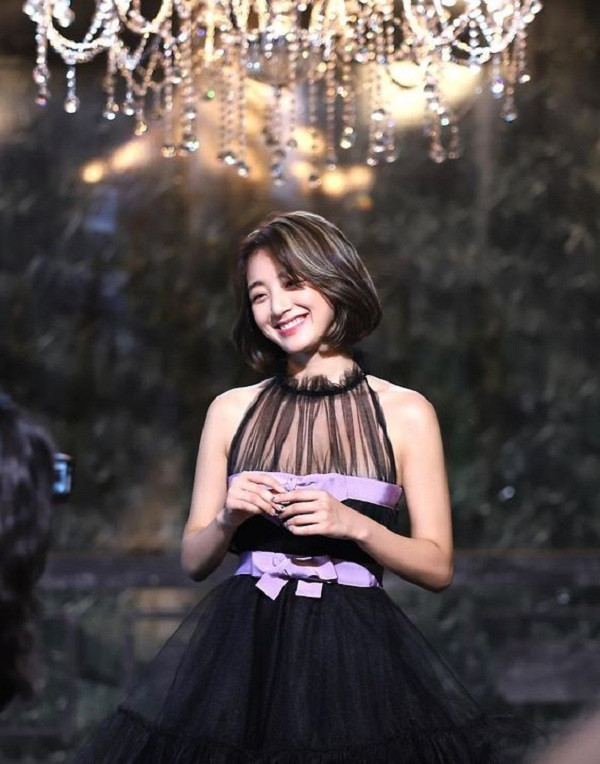 Cô nàng còn từng tiết lộ, mình cực kỳ thích chơi LMHT. Tuy nhiên thời điểm mới tập chơi, Jihyo đã quyết định chuyển hẳn sang "chơi với máy" để tránh nạn toxic trong game vì chơi quá...kém.