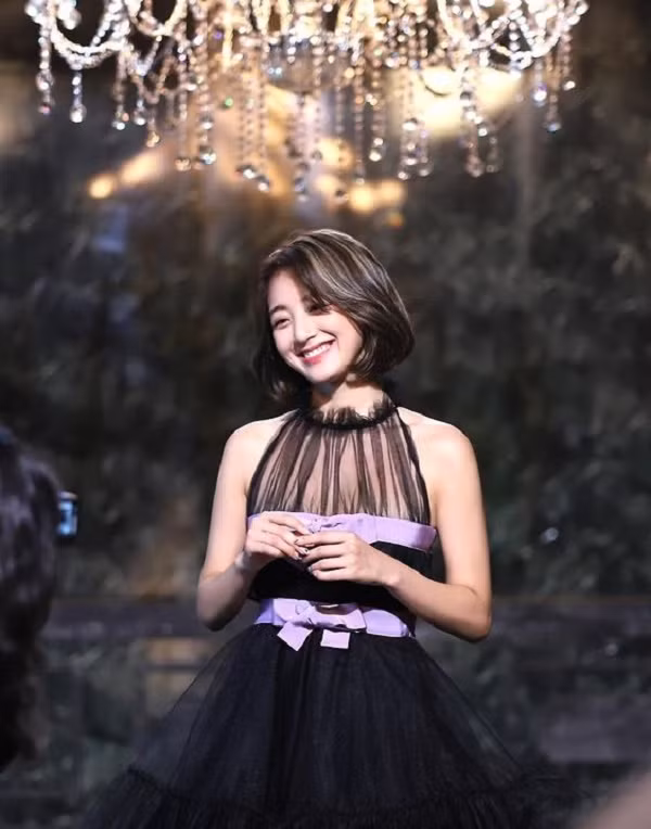 Cô nàng còn từng tiết lộ, mình cực kỳ thích chơi LMHT. Tuy nhiên thời điểm mới tập chơi, Jihyo đã quyết định chuyển hẳn sang "chơi với máy" để tránh nạn toxic trong game vì chơi quá...kém.